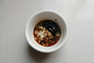把剁好的蒜蓉装入碗中，再调入适量盐、生抽、蚝油、白糖、鸡精和淀粉
