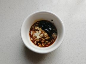 把剁好的蒜蓉装入碗中，再调入适量盐、生抽、蚝油、白糖、鸡精和淀粉