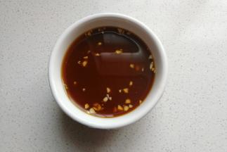 再兑入适量清水搅拌均匀备用