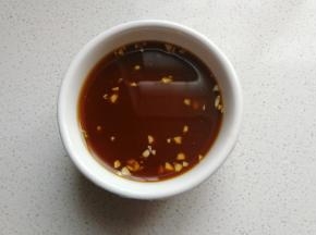 再兑入适量清水搅拌均匀备用