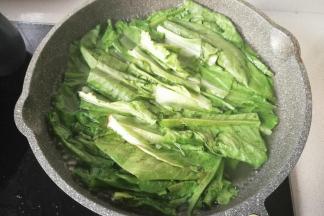 锅中烧热水，水开后放入油麦菜焯水