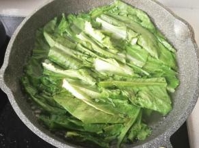 锅中烧热水，水开后放入油麦菜焯水