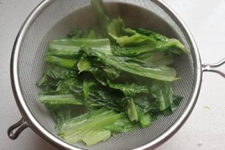 焯至油麦菜变色后捞起沥干