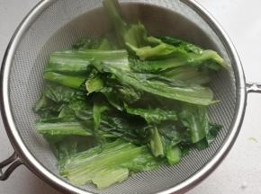 焯至油麦菜变色后捞起沥干