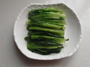 然后把油麦菜整齐的摆入盘中