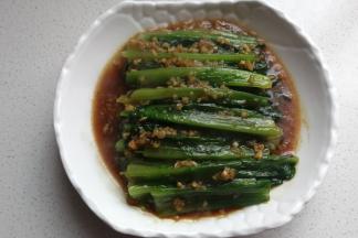 然后把蒜蓉汁淋在油麦菜上面即可