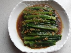 然后把蒜蓉汁淋在油麦菜上面即可