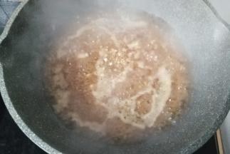 再把先前调好的碗汁倒入锅中烧开，煮至浓稠状态后关火