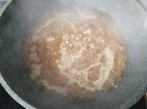 再把先前调好的碗汁倒入锅中烧开，煮至浓稠状态后关火