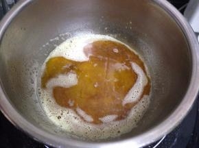 将黄油用中小火加热融化（原方是100克黄油），熬煮至焦糖色