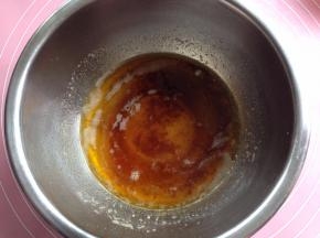 放凉后加入蜂蜜备用