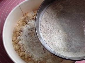 将低筋面粉筛入混合好的杏仁粉里混合均匀