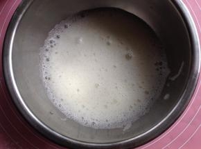 将蛋白稍微打发至粗泡