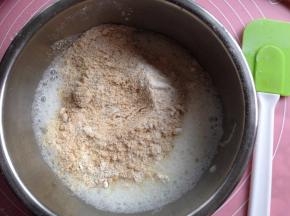 加入混合好的杏仁面粉