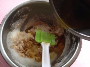 慢慢倒入黄油和蜂蜜的混合液