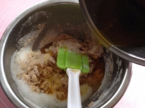 慢慢倒入黄油和蜂蜜的混合液