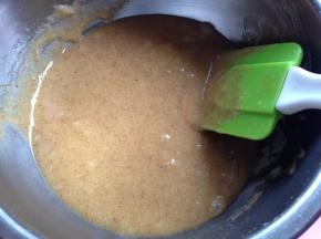 充分混合均匀，盖上保鲜膜冷藏1小时。面糊冷藏后口味更佳。