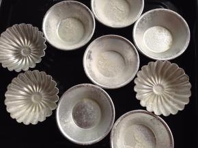 模具刷上黄油撒上面粉，放冰箱冷藏