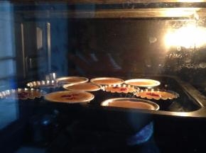 模具入烤箱中层烤12-15分钟，至表面金黄