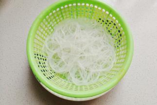 龙口粉丝一把温水泡发后沥干备用