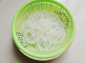 龙口粉丝一把温水泡发后沥干备用
