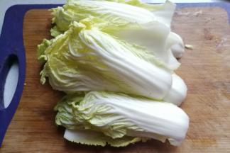 娃娃菜适量切去根部，然后掰成一片片