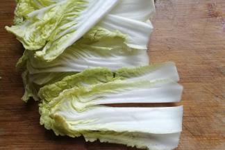 再把每片娃娃菜从中间切开备用