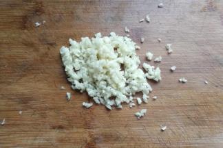蒜适量剁成蒜蓉备用