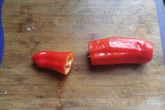 红椒一个，切开取一小段
