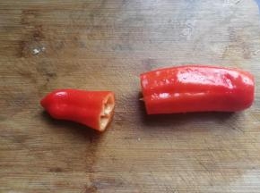 红椒一个，切开取一小段