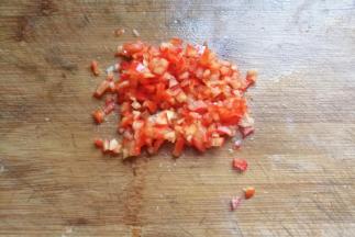 将一小段红椒切碎备用