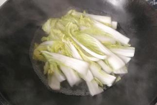 锅中入适量水烧开，调入少许盐，再放入娃娃菜焯水，中途用筷子翻动几下