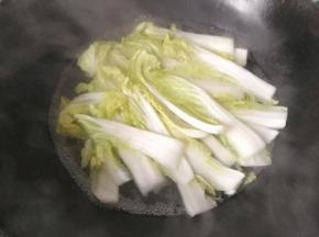 锅中入适量水烧开，调入少许盐，再放入娃娃菜焯水，中途用筷子翻动几下