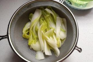 焯至8分熟后捞起过下凉水沥干备用