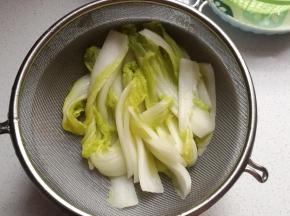 焯至8分熟后捞起过下凉水沥干备用