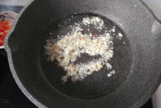 锅中再入少许油，放入蒜蓉小火煸香