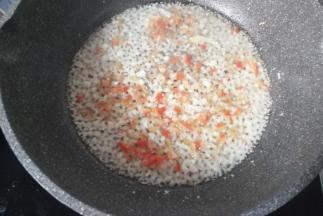 然后再放入红椒碎继续煸香