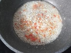 然后再放入红椒碎继续煸香