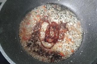 再调入适量盐，生抽，蚝油，蒸鱼豉油炒均匀