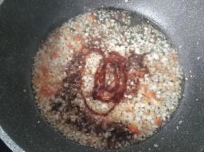 再调入适量盐，生抽，蚝油，蒸鱼豉油炒均匀