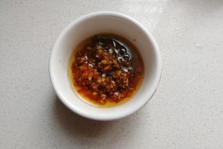 炒好的蒜蓉酱盛起备用