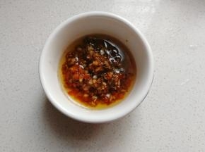 炒好的蒜蓉酱盛起备用