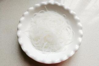 取适量泡好的粉丝装入深盘中间