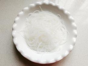 取适量泡好的粉丝装入深盘中间