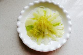 如图一片片摆上娃娃菜