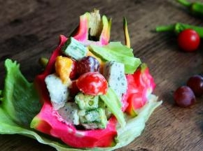 还可以用火龙果的皮做容器呢