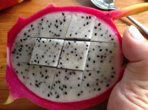 用快一点的小刀划成小块，轻轻一掰就可以出来了