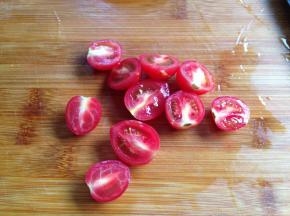 小番茄洗净对半切开（小的就不要切了）