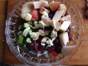 所有的材料入碗挤入原味沙拉酱