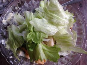 最后把园生菜叶撕碎加入再次拌匀即可食用